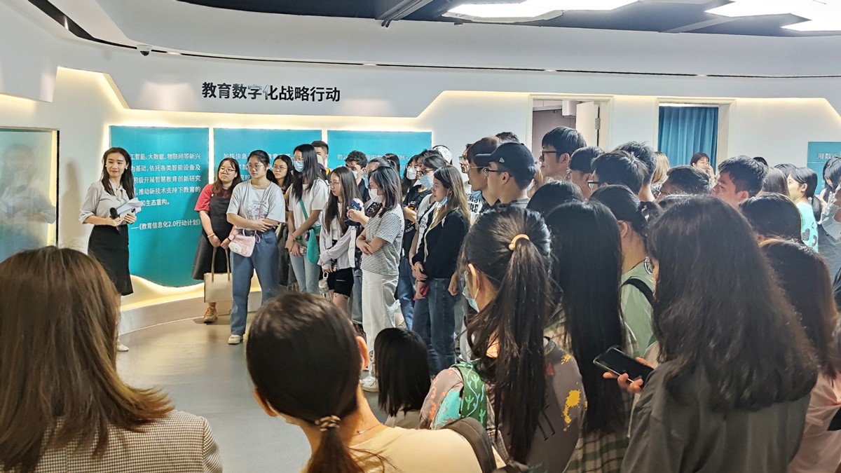 華南師范大學(xué)師生一行到訪廣州市海珠區(qū)教育大數(shù)據(jù)應(yīng)用中心