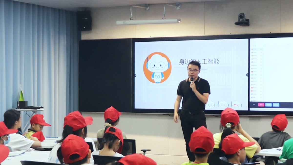 清遠(yuǎn)時代小學(xué)研學(xué)之旅走進云蝶科技