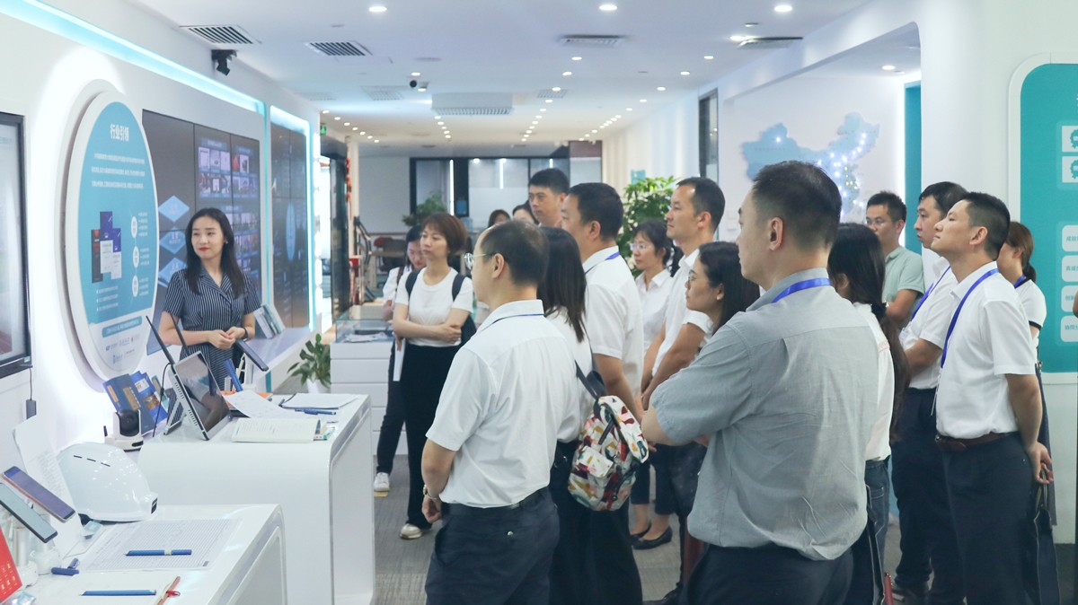 廣州市荔灣區(qū)中青年干部培訓(xùn)班蒞臨云蝶科技參觀交流